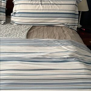 King sized Striped Blue and White Bedding Set - Duvet cover with 2 pillow shams
